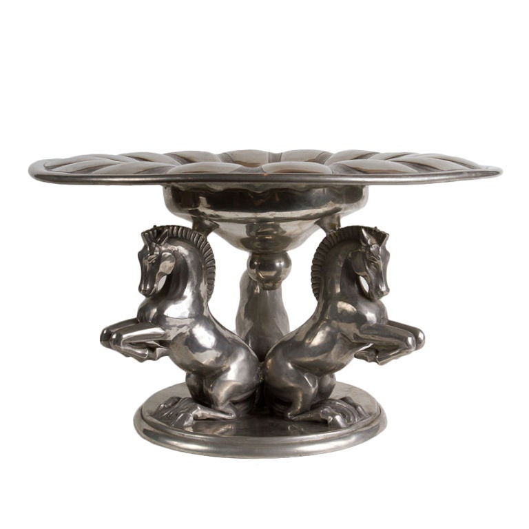 Magnifique centre de table sculptural en étain français, la coupe centrale est soutenue par trois chevaux stylisés.