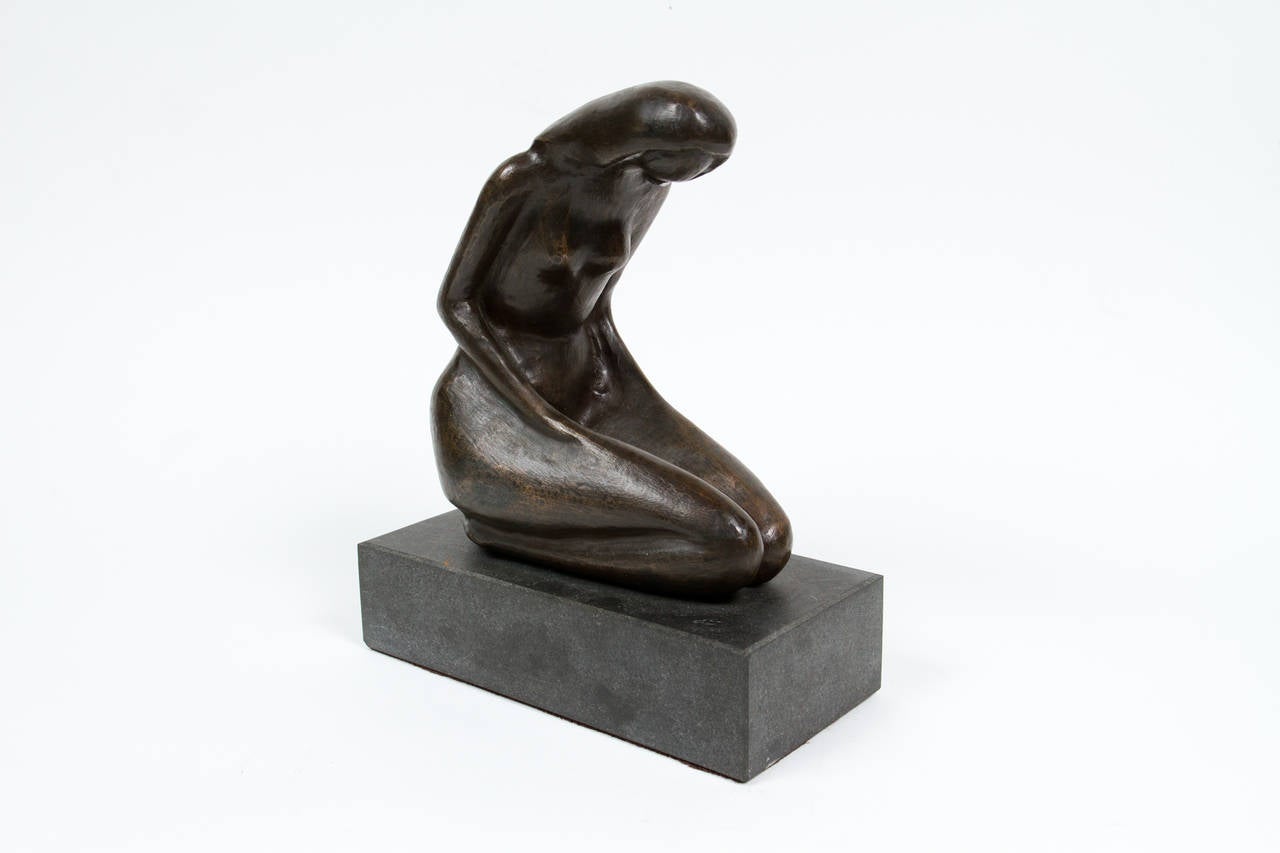 Bronze sculpture representing a kneeling woman melted in Montreal by foundry 