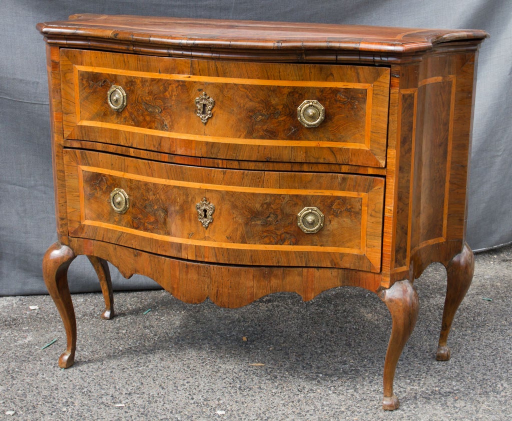 Beautiful Italian Baroque period walnut and fruitwood veneered serpentine front chest of drawers on cabriole legs.