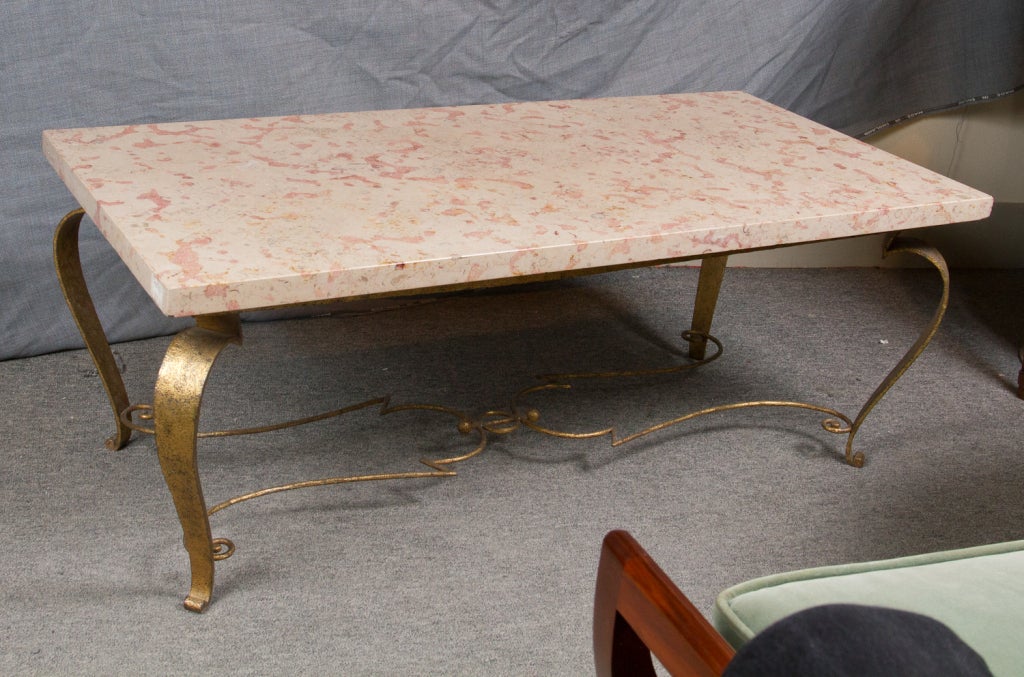 Table basse à plateau de marbre en fer doré par René Drouet.