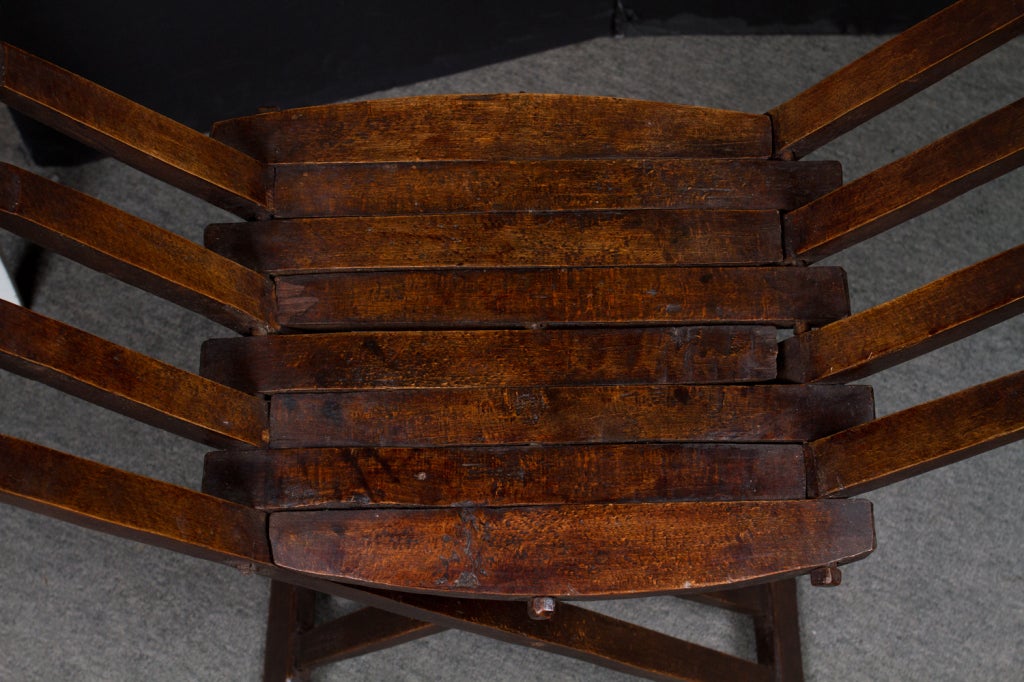 Set aus sechs rustikalen Hockern aus Buchenholz (20. Jahrhundert) im Angebot
