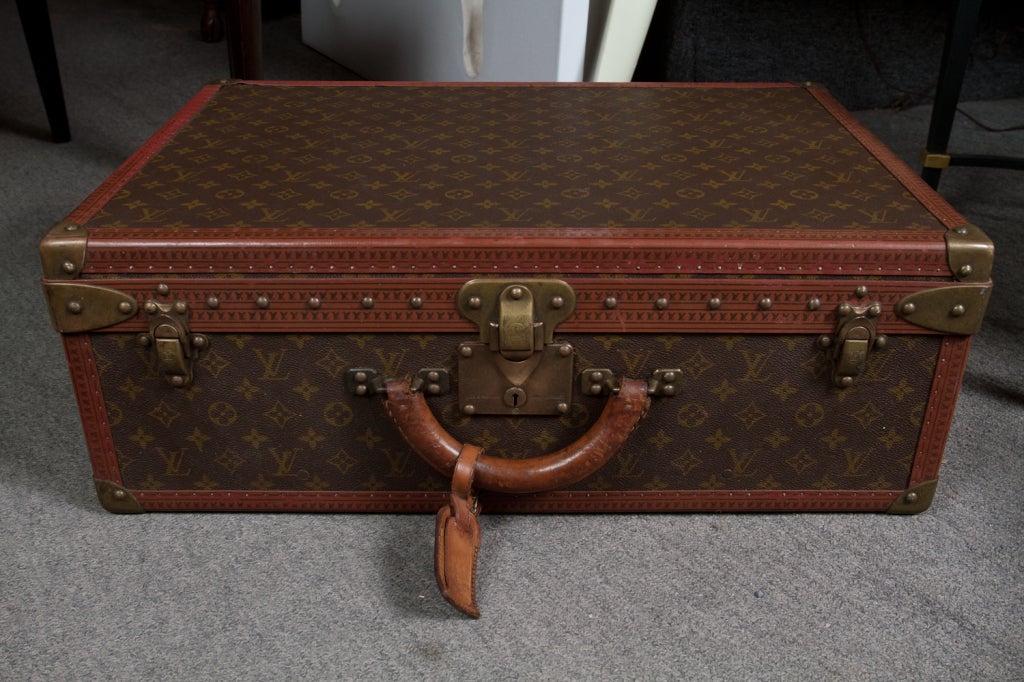 Vintage Louis Vuitton traveling case made of leather, wood and brass. Serial number: 918516.