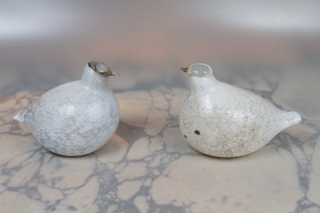 Pair of Oiva Toikka glass birds. Signed 