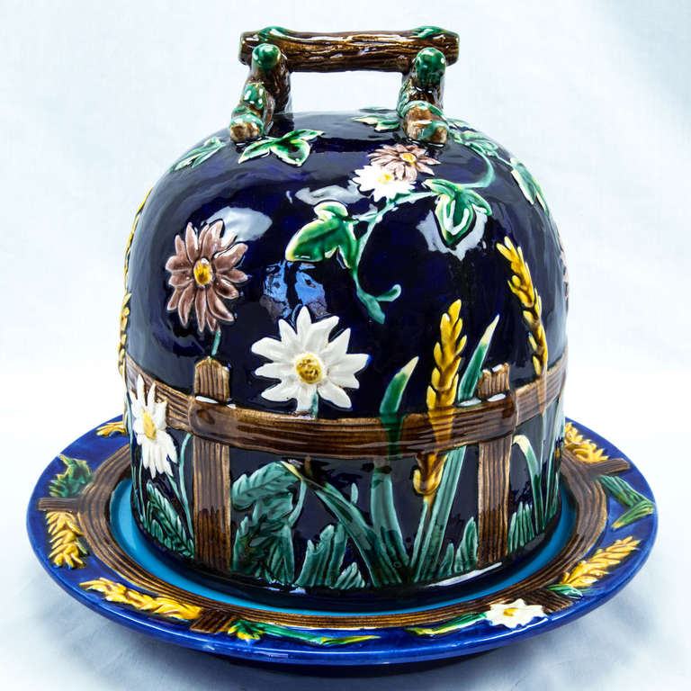 Exceptionnelle cloche à fromage en poterie d'art émaillée Majolica ; magnifique dôme bleu cobalt présentant un décor floral et de clôture en relief ; intérieur bleu ciel ; vers les années 1950 ; inhabituel et impressionnant ; numéroté : 1189. Une