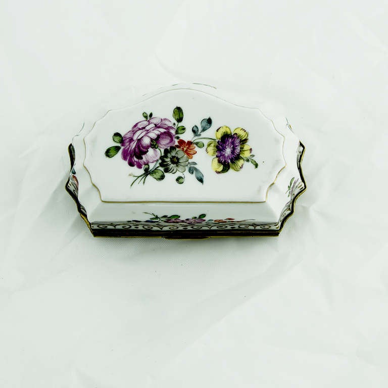 Antique Chinoiserie Porcelain Trinket Box France In Excellent Condition In Montreal, QC