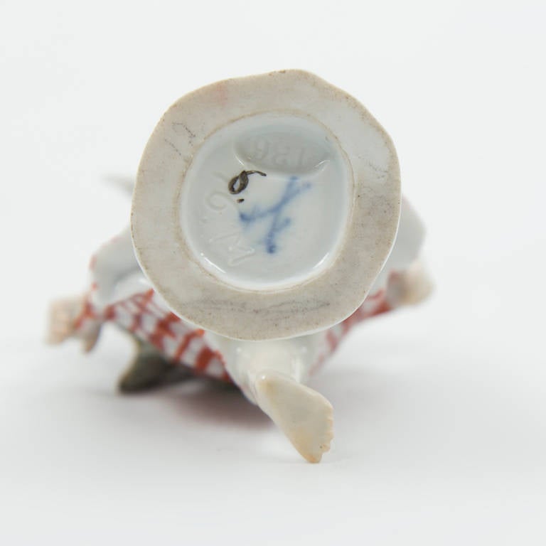 Édouardien Meissen Porcelain Figurine d'un chérubin représentant une jeune fille écossaise dansant Allemagne en vente