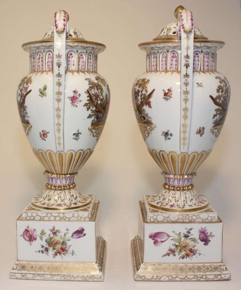 Pair of Dresden Potpourri Urns on Pedestals In Excellent Condition In Montreal, QC