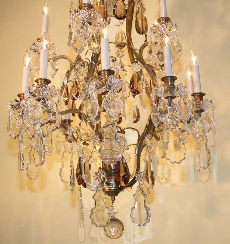 Français Lustre à quinze lumières de style Louis XV en bronze doré et cristal en vente