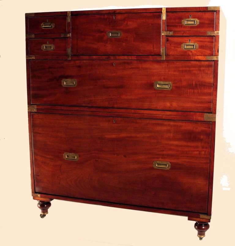 English 19th Century Campaign Chest with Fitted Drawer In Good Condition For Sale In Montreal, QC