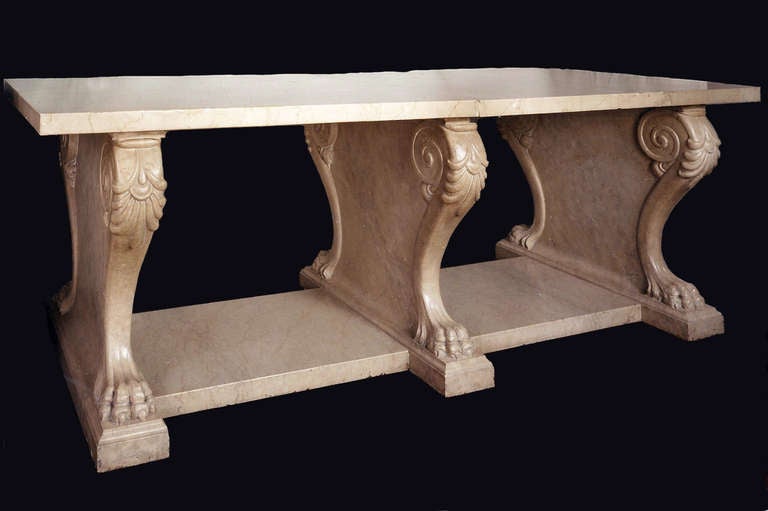 Esta consola francesa de mármol se retiró de un banco de Montreal. Esta elegante mesa está a la altura de la escritura de pie y está acabada por todos los lados, por lo que puede colocarse sola o contra una pared. Está bien tallada, con volutas y