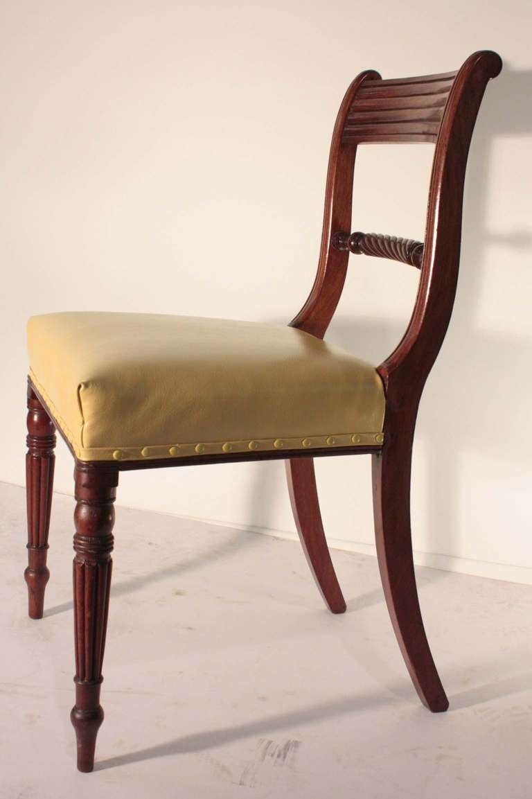 XIXe siècle Ensemble de huit chaises de salle à manger en acajou de style Régence en vente