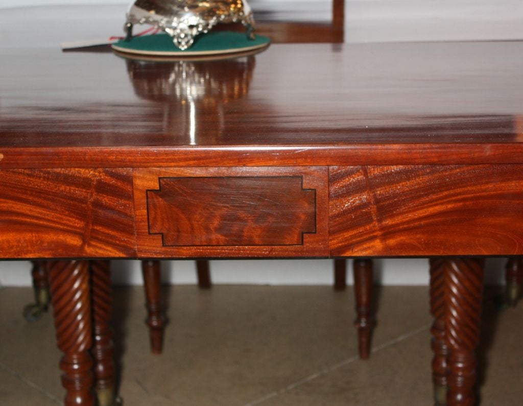Regency Mahogany Extending Dining Table In Good Condition For Sale In Montreal, QC
