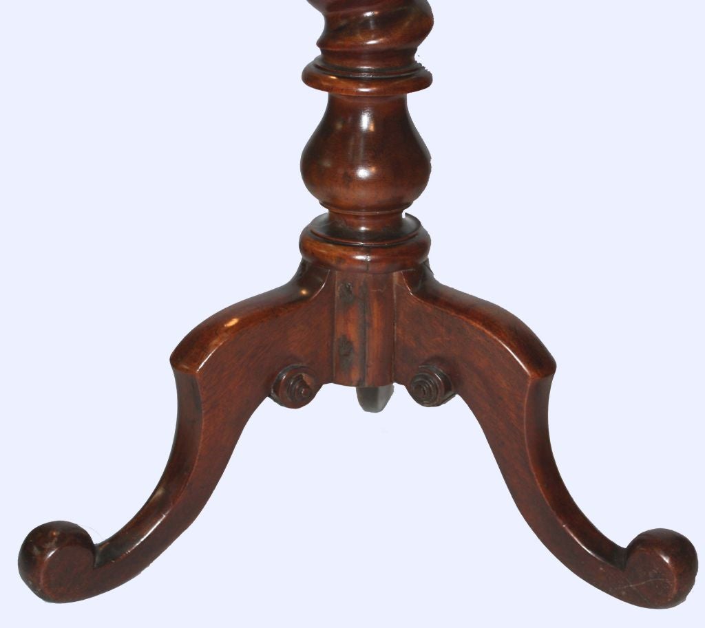 Mahogany Occasional Table In Excellent Condition For Sale In Montreal, QC