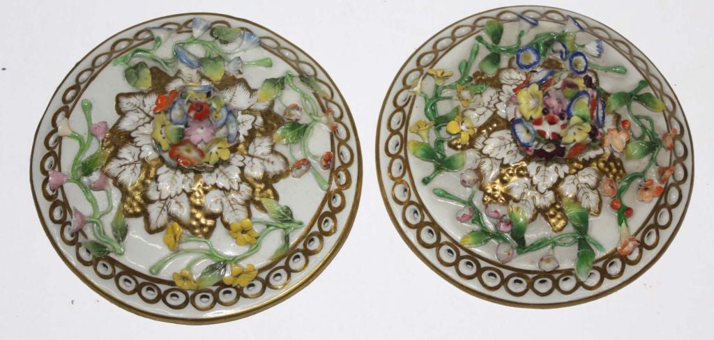 Pair of Derby Porcelain Potpourris In Excellent Condition In Montreal, QC