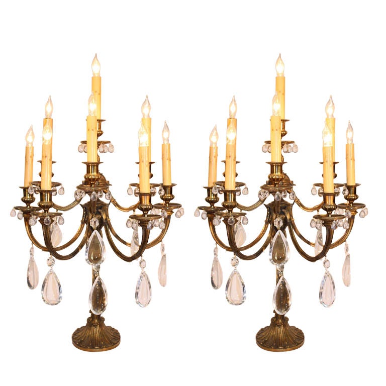 Paire d'anciens candélabres à huit lumières en bronze de style Louis XVI français