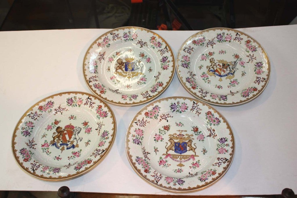 Set of four Samson Chinese export style armorial  porcelain cabinets plates, hand-painted with floral and berry sprigs surrounding a coat of arms and with gilt painted fleur de lys border..