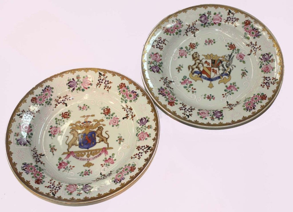 Set of Four Chinese Export Style Hand-Painted Armorial Cabinet Plates by Samson In Excellent Condition In Montreal, QC