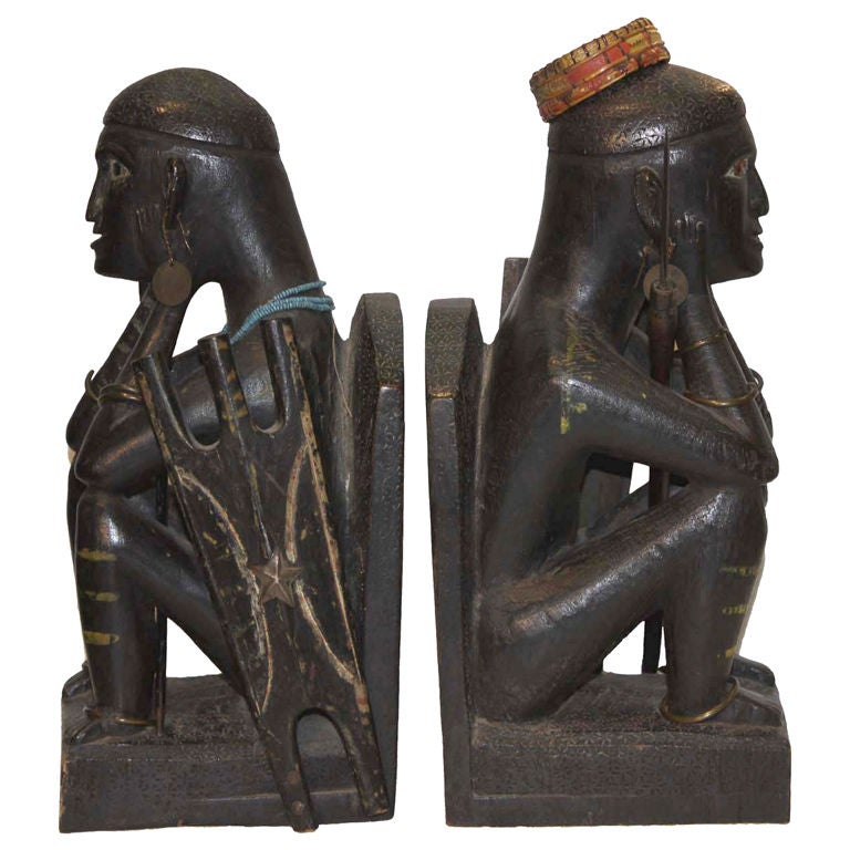 Paar geschnitzte Ebenholz-Buchstützen als afrikanische Krieger im Angebot