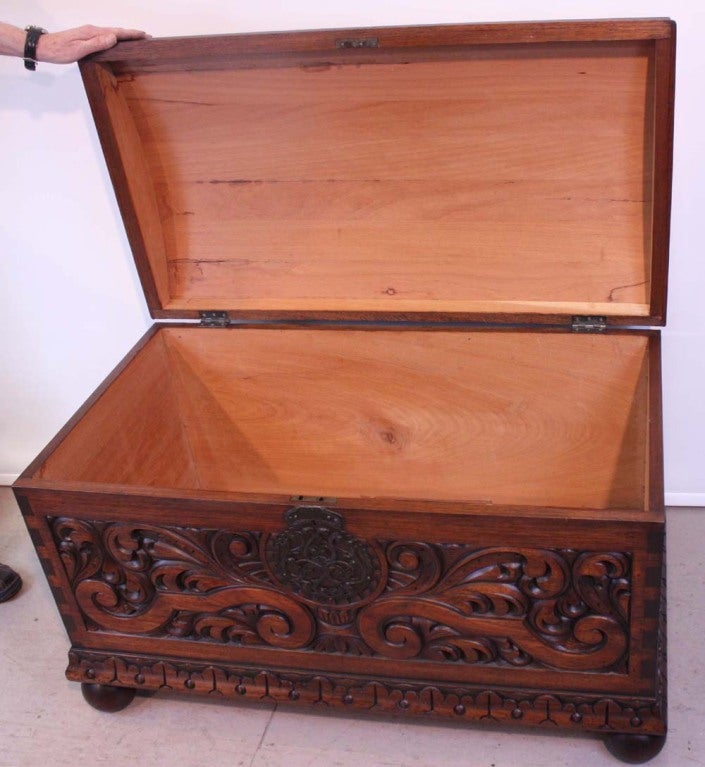 Central American Carved Mahogany  Coffer  In Good Condition For Sale In Montreal, QC