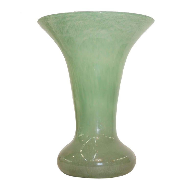 Un vase en verre d'art écossais, de forme trompette vert tacheté
fabriqué à la main et portant la marque 