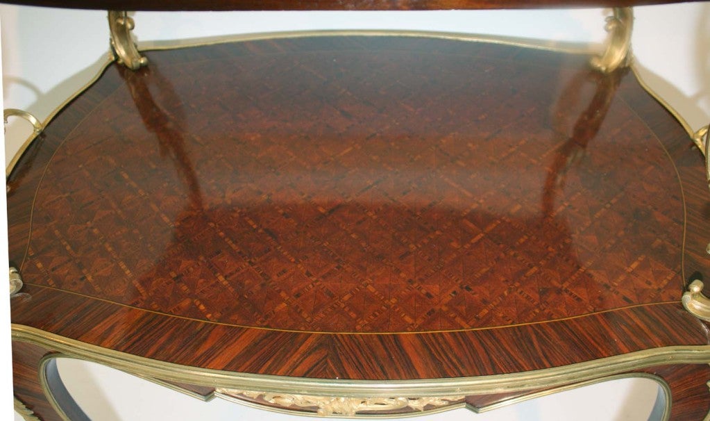 Zweistöckiger Teetisch aus Veilchenholz und vergoldeter Bronze im Louis XV.-Stil im Zustand „Hervorragend“ im Angebot in Montreal, QC