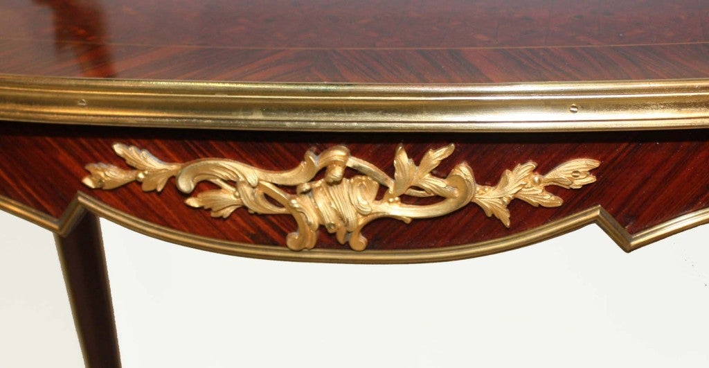 Zweistöckiger Teetisch aus Veilchenholz und vergoldeter Bronze im Louis XV.-Stil (19. Jahrhundert) im Angebot