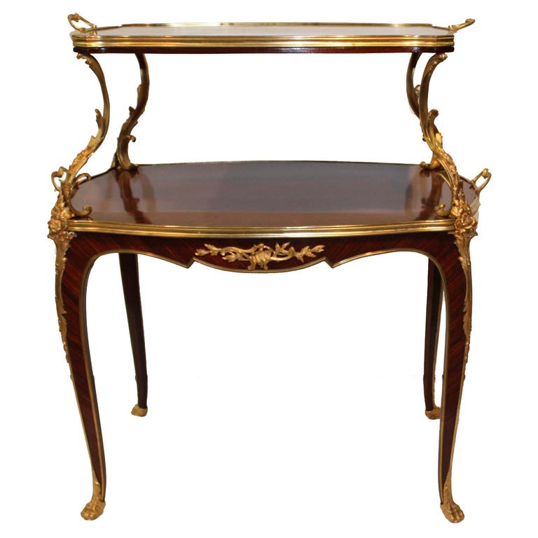 Zweistöckiger Teetisch aus Veilchenholz und vergoldeter Bronze im Louis XV.-Stil im Angebot
