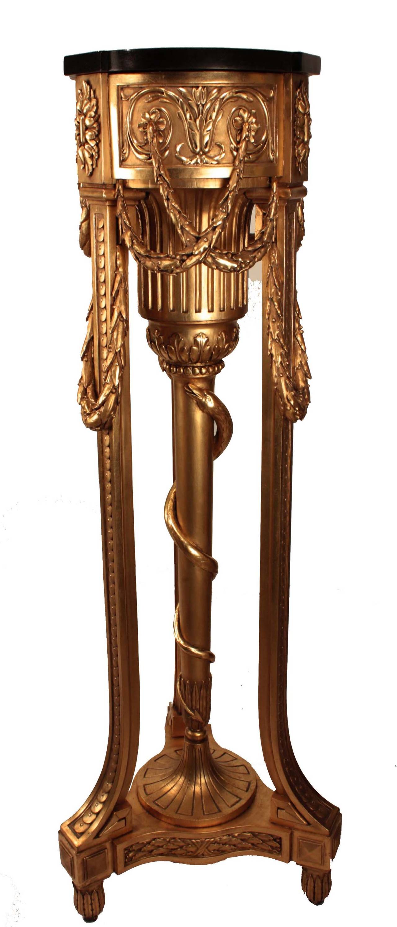 Une importante paire de piédestaux en bois doré de George III, chacun audacieusement sculpté avec trois pieds de soutien entourant un serpent entrelacé  colonne centrale ,sur  la base de la plate-forme trilobée repose sur des pieds sculptés, la