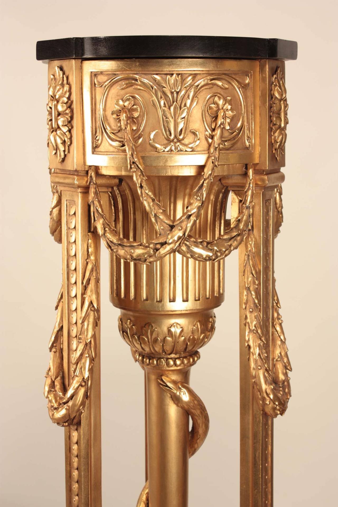 Ein wichtiges Paar von Lampen   George III.  Sockel aus vergoldetem Holz im Adam-Stil  (Louis XVI.) im Angebot