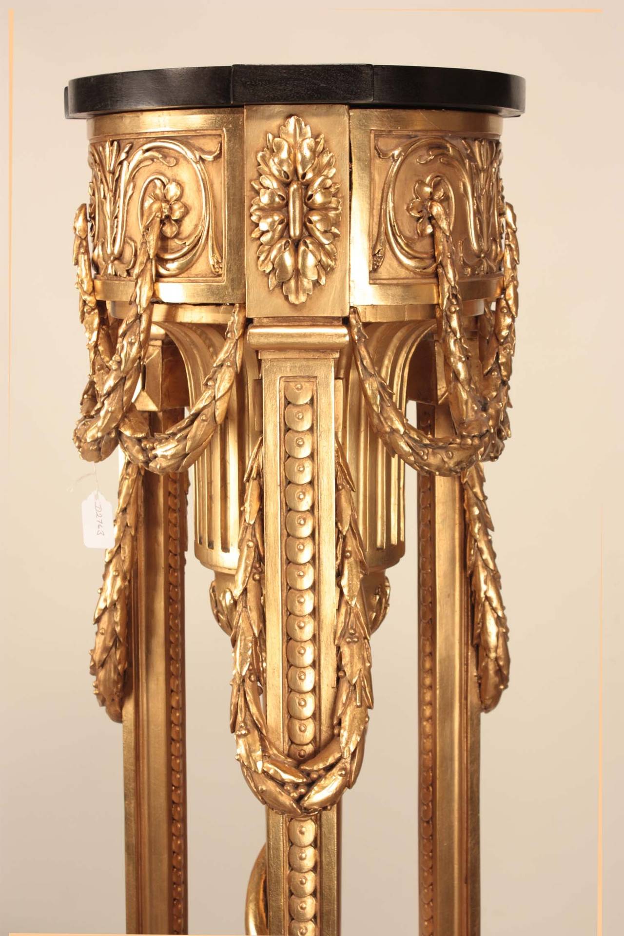 Ein wichtiges Paar von Lampen   George III.  Sockel aus vergoldetem Holz im Adam-Stil  (Französisch) im Angebot