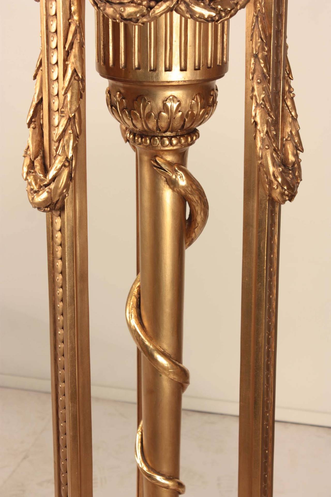 Ein wichtiges Paar von Lampen   George III.  Sockel aus vergoldetem Holz im Adam-Stil  (Geschnitzt) im Angebot