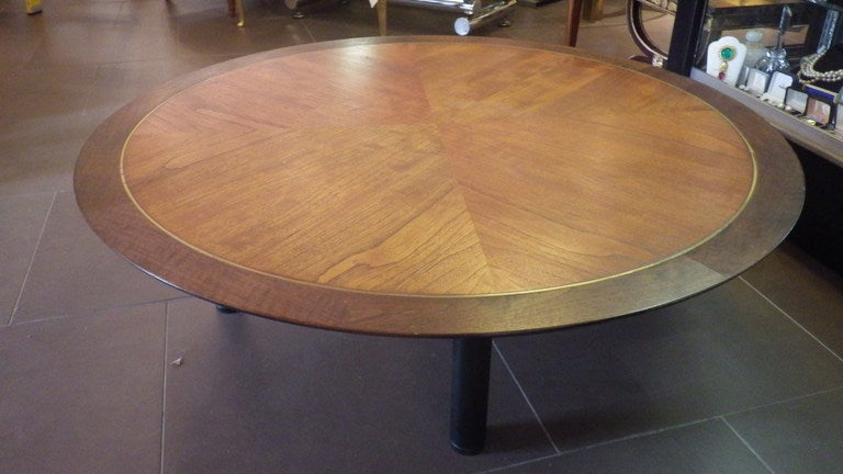 Very elegant, USA 1950s cofee table.
Walnut, ebonized wood base, and brass inlay.
