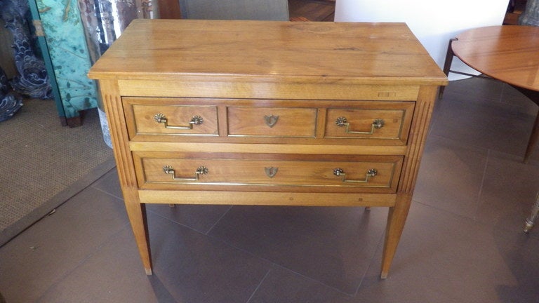 French Small Chest of Drawers In Excellent Condition For Sale In Los Angeles, CA
