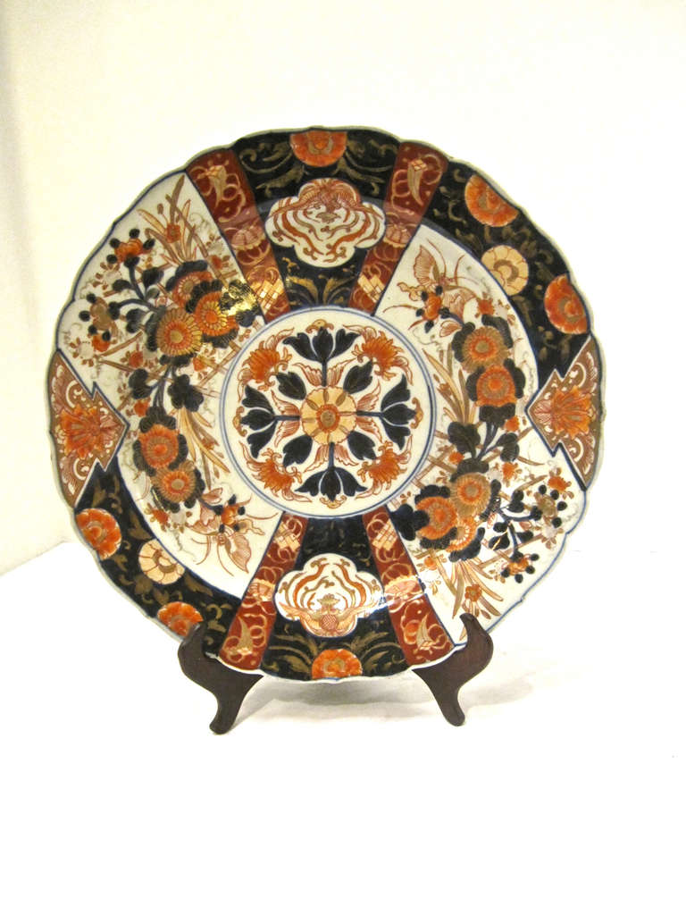 Pair of Meiji Period Imari Chargers In Excellent Condition In Los Angeles, CA