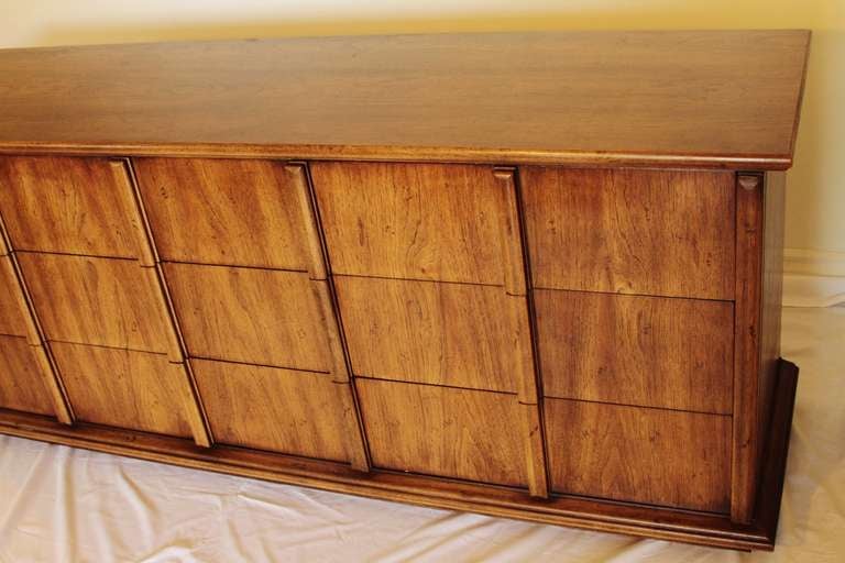 Mid-Century Modern Henredon 9-Drawer Dresser