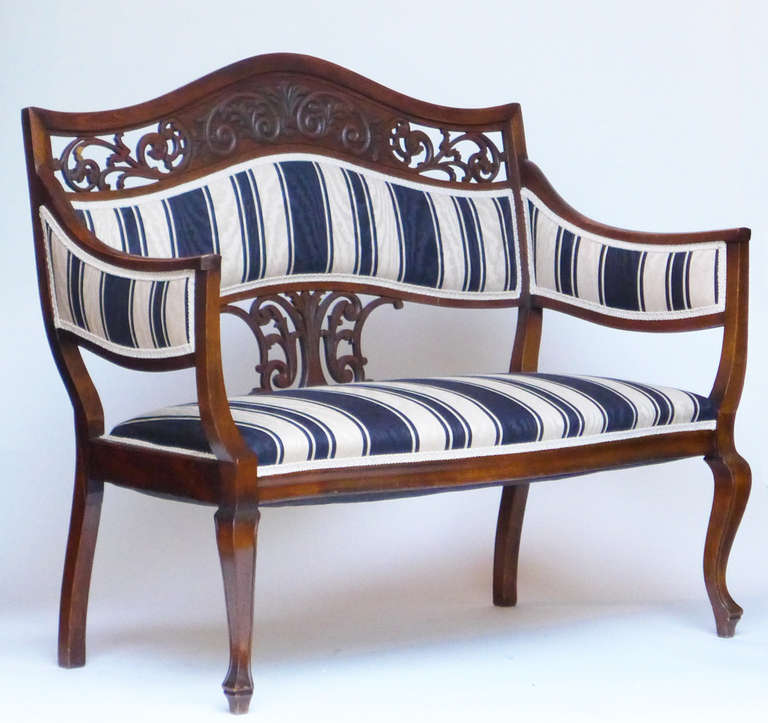 Early 20th Century Settee In Excellent Condition For Sale In Los Angeles, CA
