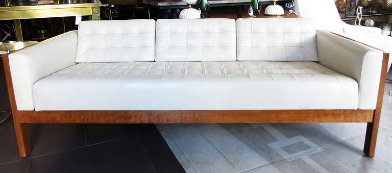 Mid-Century Modern Leather Sofa Attributed to Knoll For Sale