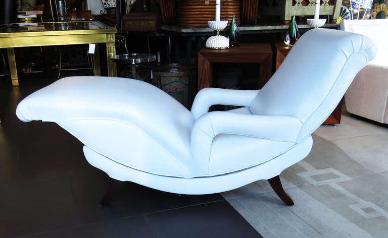 White Leather Mid-century Chaise In Excellent Condition For Sale In Los Angeles, CA