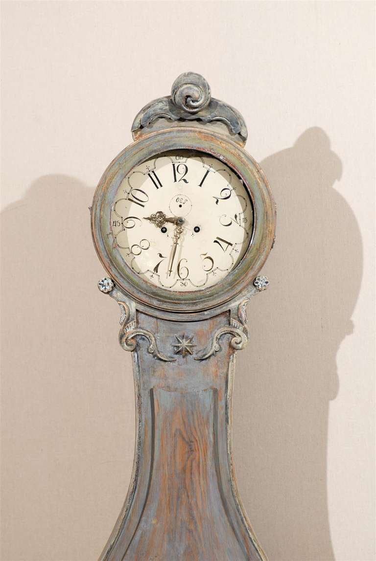 A Swedish 19th Century Fryksdahl Painted Wood Clock In Good Condition In Atlanta, GA