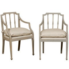 Une paire de chaises en bois peint de l'hôtel Waldorf Astoria