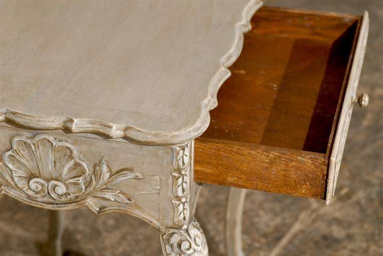 Petite table d'appoint française en bois richement sculpté et peint en vente 2