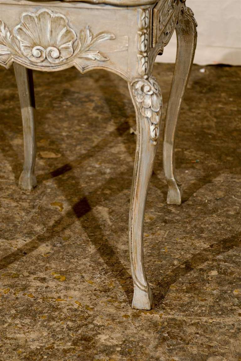 Bois Petite table d'appoint française en bois richement sculpté et peint en vente