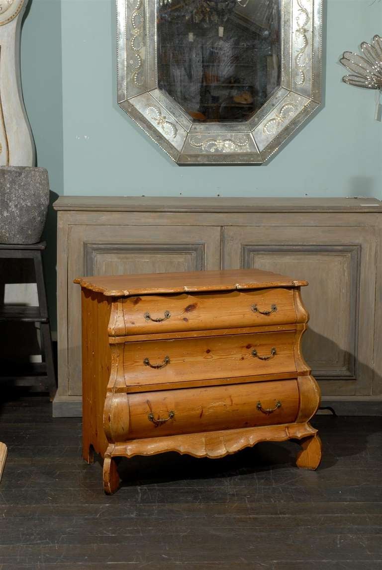 Early 20th Century Dutch Bombé Three-Drawer Chest In Good Condition In Atlanta, GA