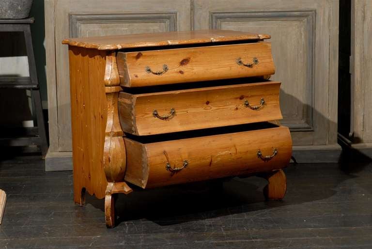 Early 20th Century Dutch Bombé Three-Drawer Chest 2