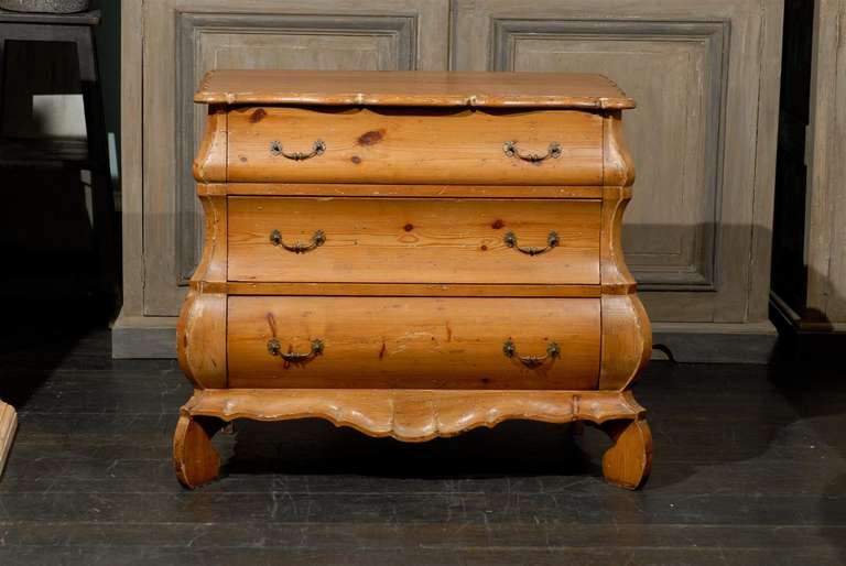 Early 20th Century Dutch Bombé Three-Drawer Chest 4