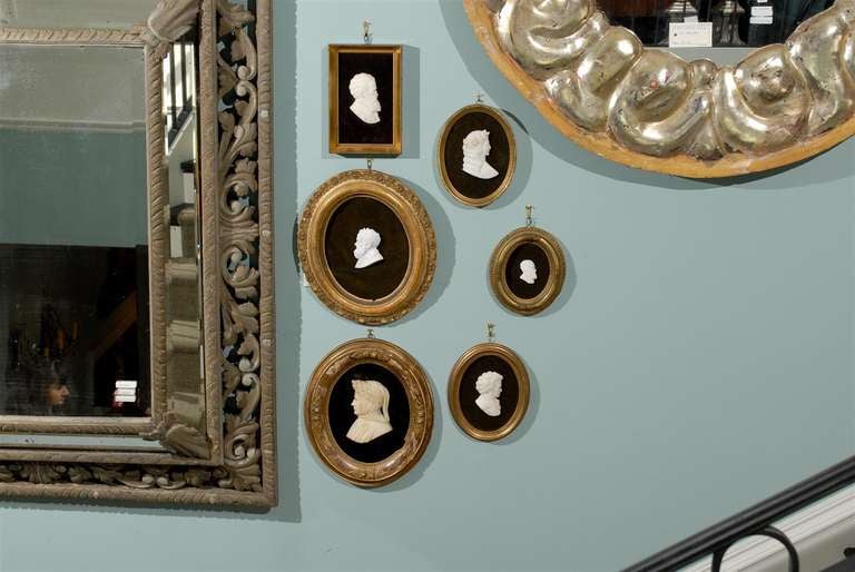 Un camée ancien encadré en albâtre:: représentant Pétrarque. 
Nous en avons plusieurs disponibles:: veuillez voir l'image 2. Les prix sont différents:: contactez-nous pour plus d'informations.