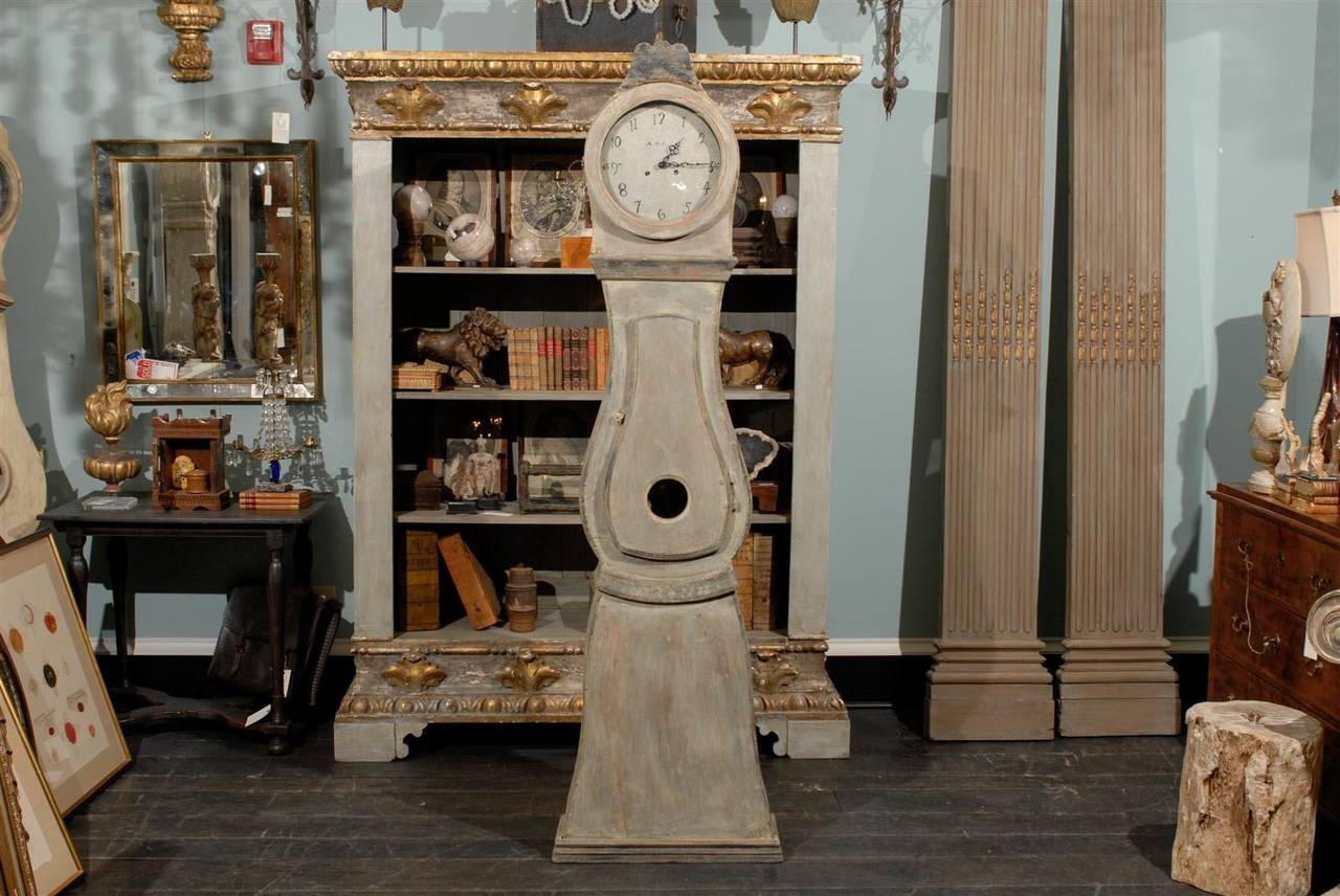 This is a classic Swedish clock from circa 1830-1840. With its simple and clean lines, this clock stands as the archetype for many 19th Century Swedish clocks.
 
The door of this grandfather style clock features a round window through which the