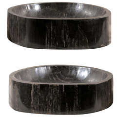 Ein Paar wunderschöner schwarzer versteinerter Holzspülen