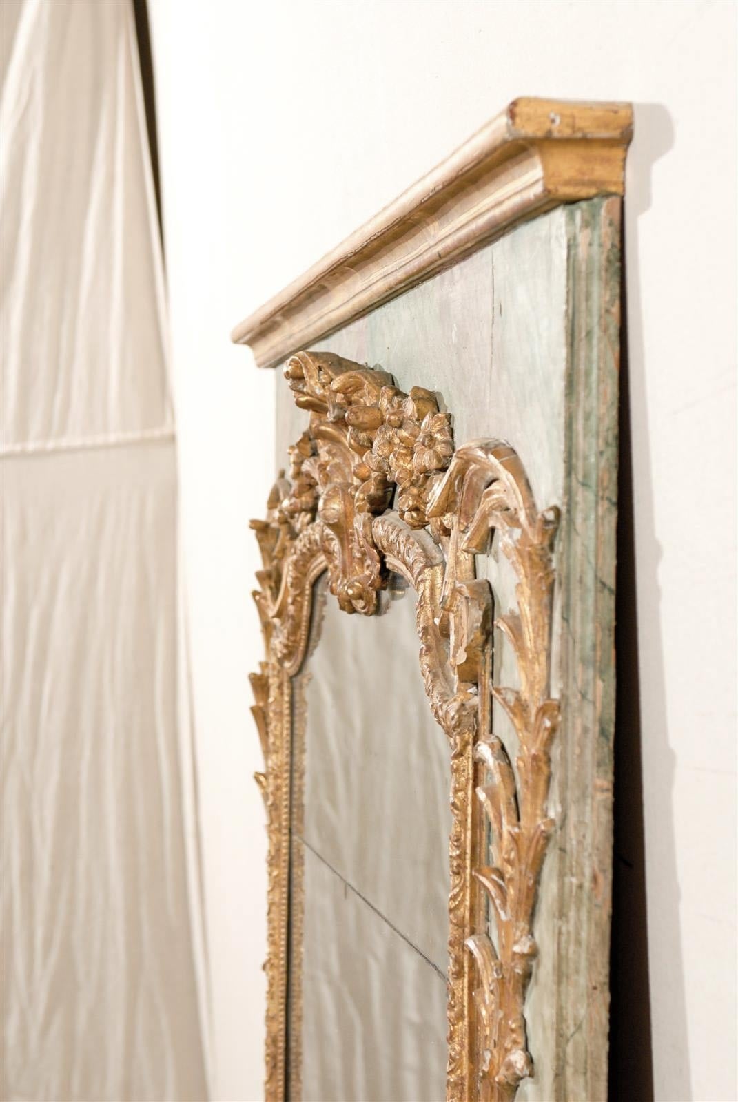 An Exquisite Italian Late 18th Century Rocaille Style Mirror, Beautifully Adorn  In Good Condition For Sale In Atlanta, GA