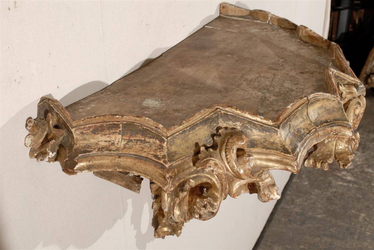 Italienische Wandhalterung aus reich geschnitztem und vergoldetem Holz im Rokoko-Stil aus dem 18. Jahrhundert (18. Jahrhundert und früher) im Angebot